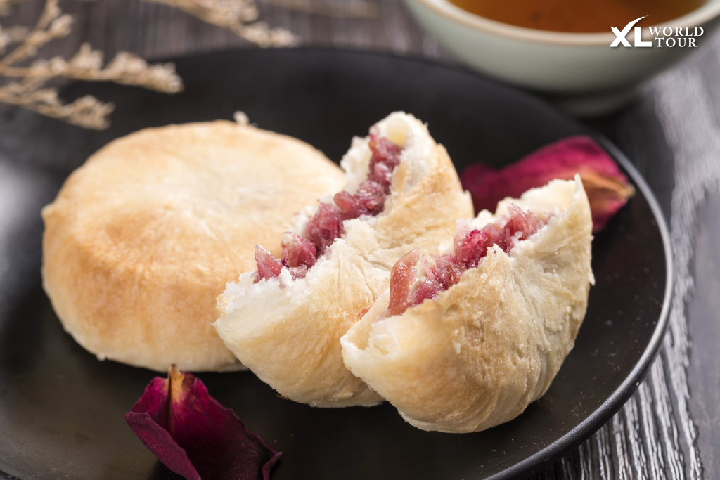 16 ของฝากจากจีน ยอดฮิต อัปเดตล่าสุด! ครบจบทั้งของกินและเครื่องรางสายมู : ขนมเปี๊ยะกุหลาบสด (Flower Cake / Xian Hua Bing)